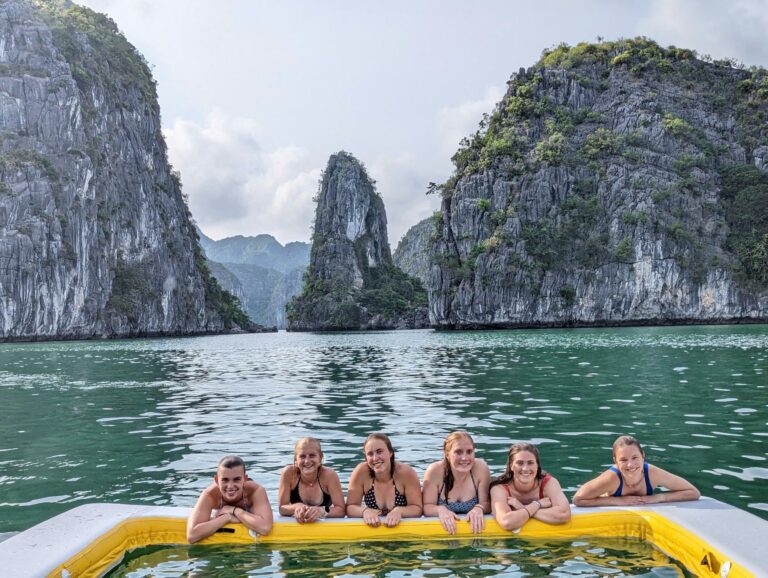 Khám Phá Vịnh Lan Hạ Cùng Serenity Cruise Grandeur: Hành Trình Kỳ Vĩ