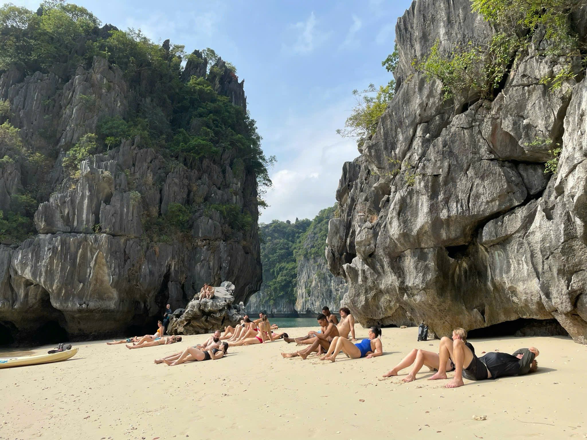 Khám Phá Vịnh Lan Hạ Cùng Serenity Cruise Grandeur: Hành Trình Kỳ Vĩ